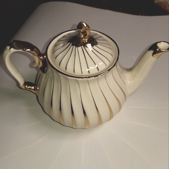 Small Vintage Sadler Teapot - Picture 1 of 5